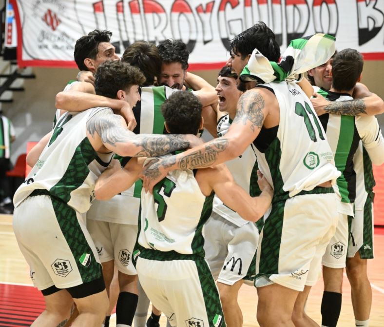 Villa Mitre metió la daga en el último segundo