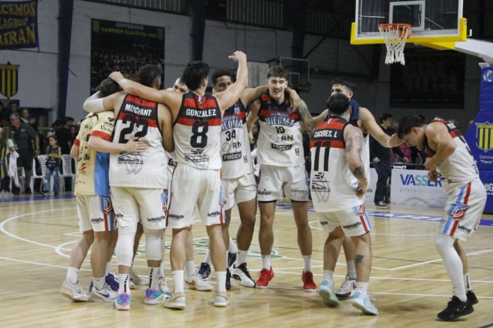 Deportivo Viedma dio vuelta un partidazo y se metió en cuartos