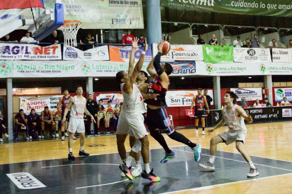 Deportivo Viedma ganó un partidazo e igualó la serie