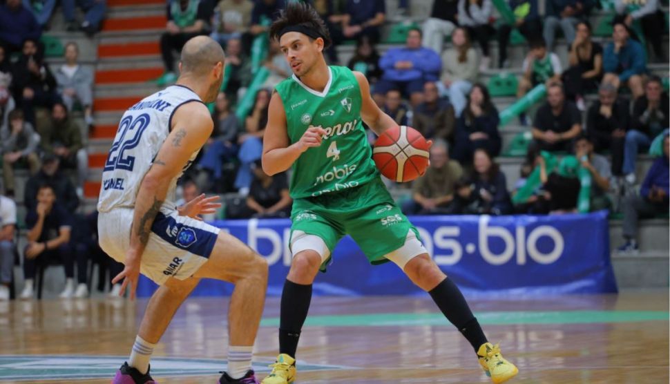 Atenas ganó un partidazo y lucha por quedarse