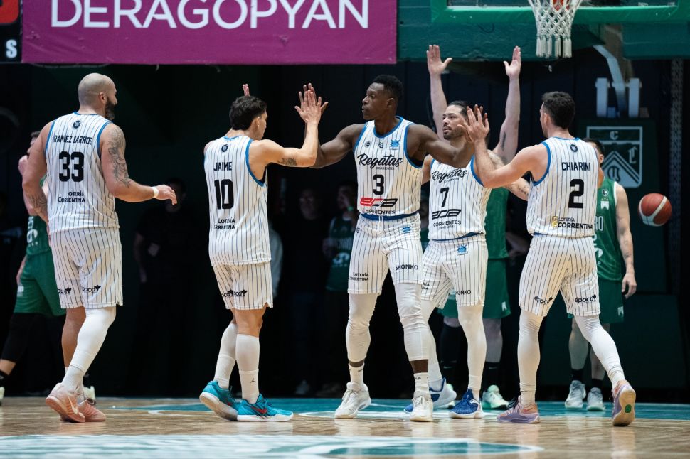 Regatas lo ganó con actitud y va en busca de la semifinal en casa
